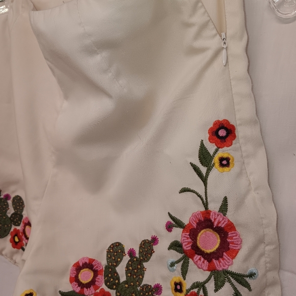 Gianni Bini Embroidered Linen Shorts - Picture 3 of 5